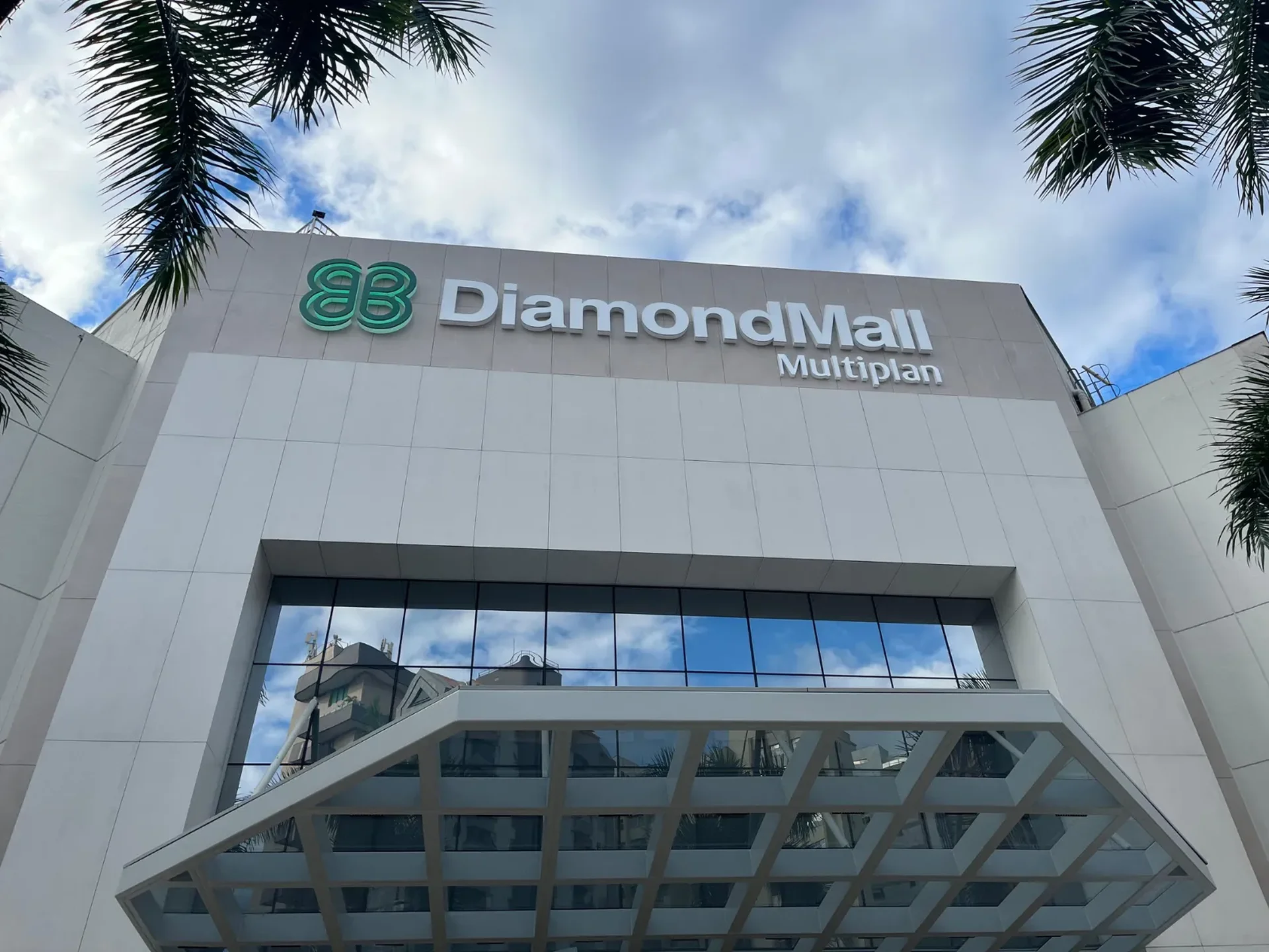 Fachada prédio DiamondMall exibindo o letreiro