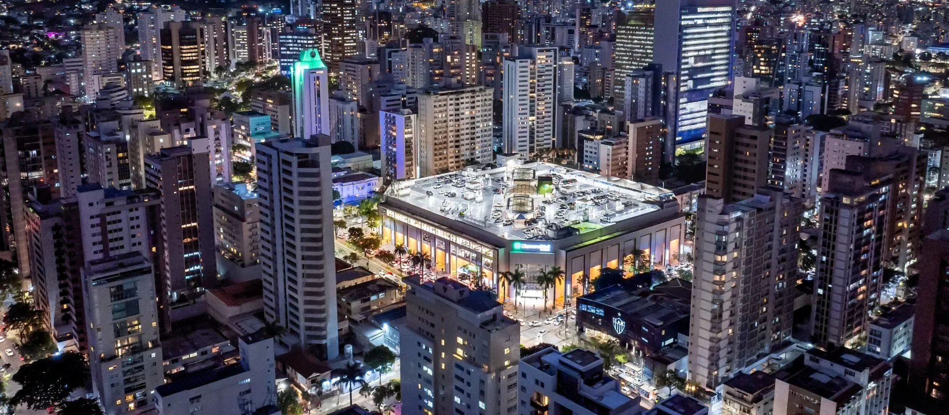 Fachada do shopping DiamondMall com veículos e pessoas a frente