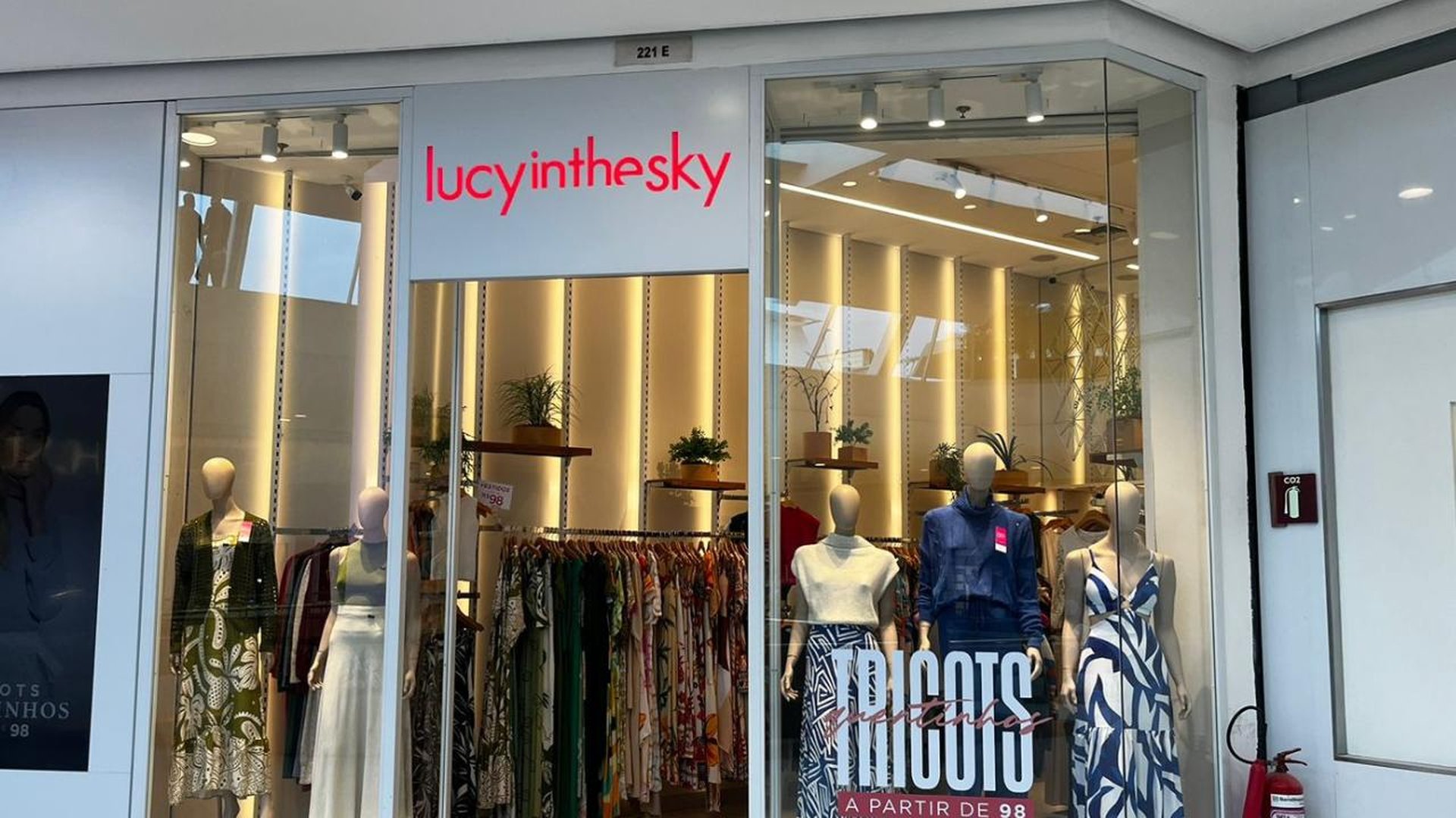 Foto do estabelecimento LUCY IN THE SKY