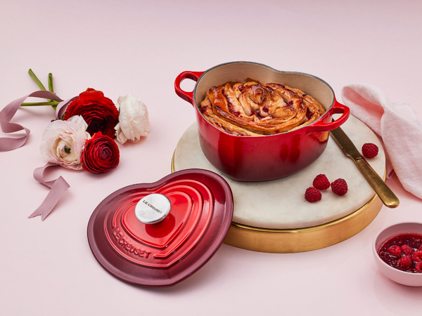 Mãe, amor que transborda: nova campanha da Le Creuset  apresenta a cor Shallot
