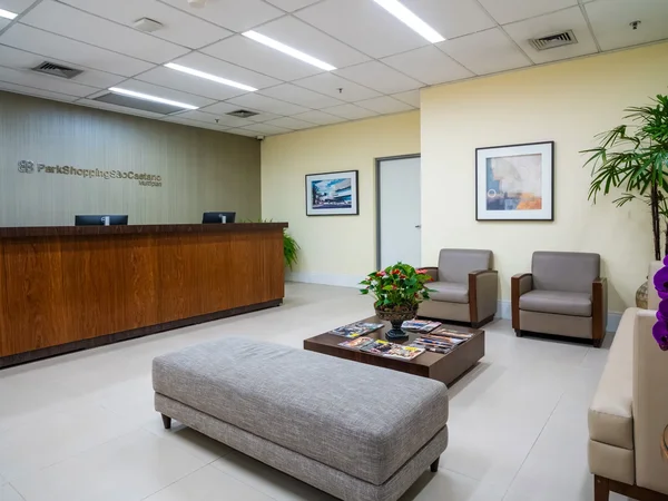 Sala com poltronas