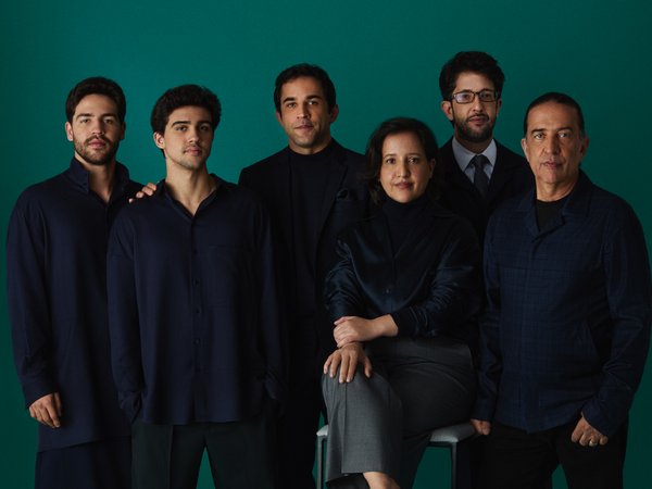 Campanha da Ricardo Almeida celebra o Dia dos Pais com o estilista e seus cinco filhos