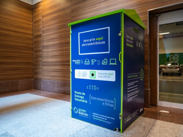 Caixa coletora de eletrônicos
