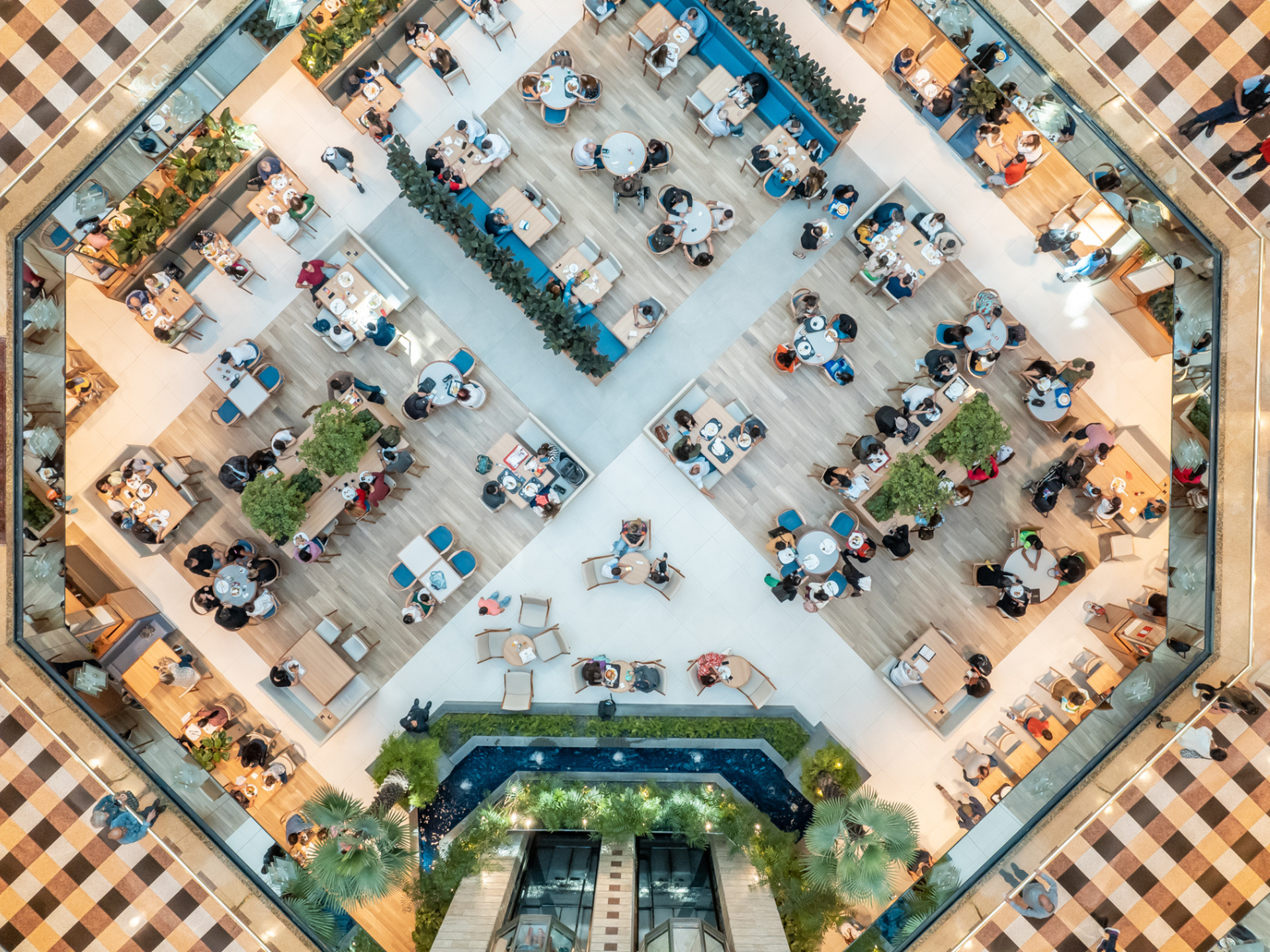 Vista do alto da praça de alimentação do shopping DiamondMall com pessoas sentadas nas cadeiras