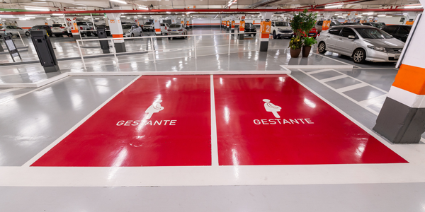 Imagem de uma vaga de estacionamento destinada a gestantes.