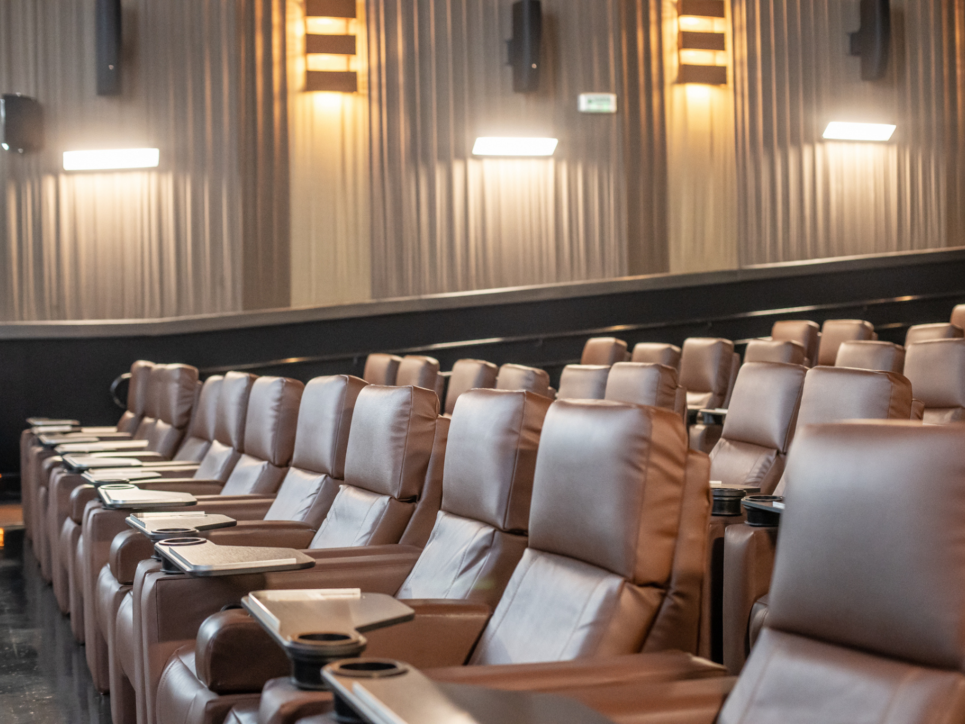 Sala de cinema do DiamondMall exibindo as poltronas de alto padrão.
