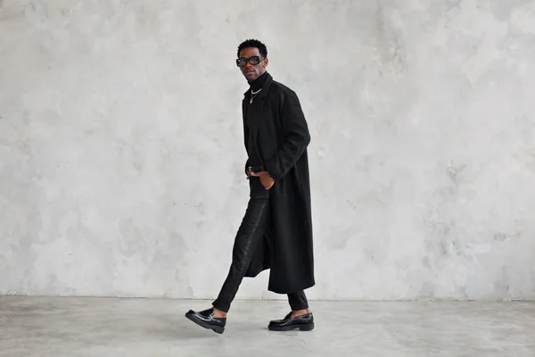 Como montar um look total black com elegância
