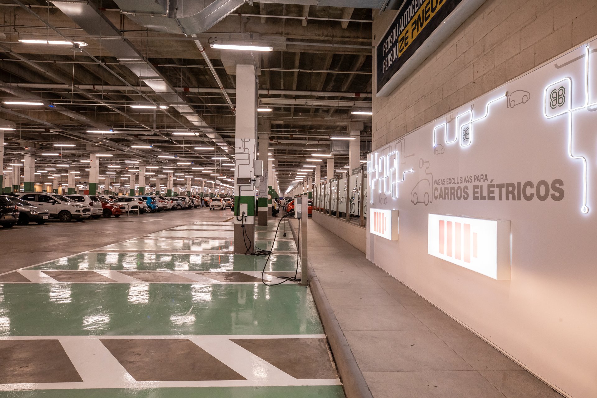 Estacionamento para carros elétricos no ParkShopping Canoas