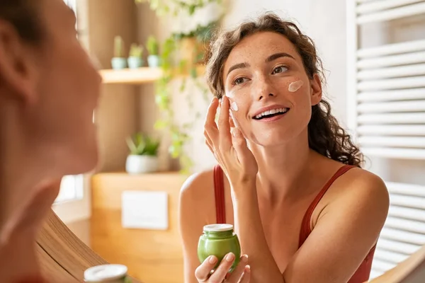 Autocuidado diário: skincare prático para sua rotina corrida